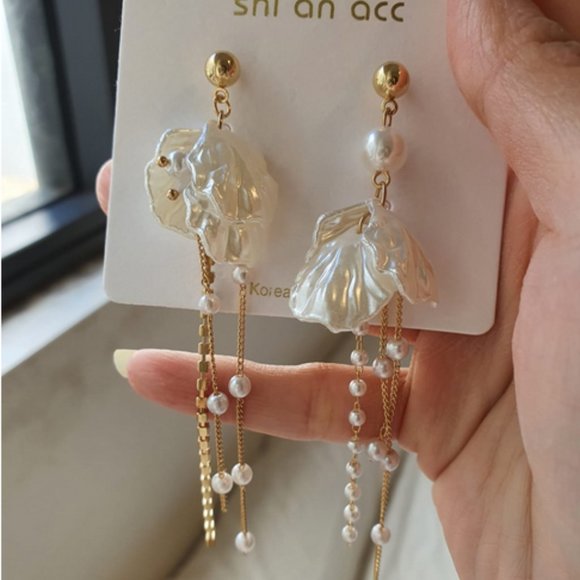 Shell Pearl Earrings - Picture 6 of 9